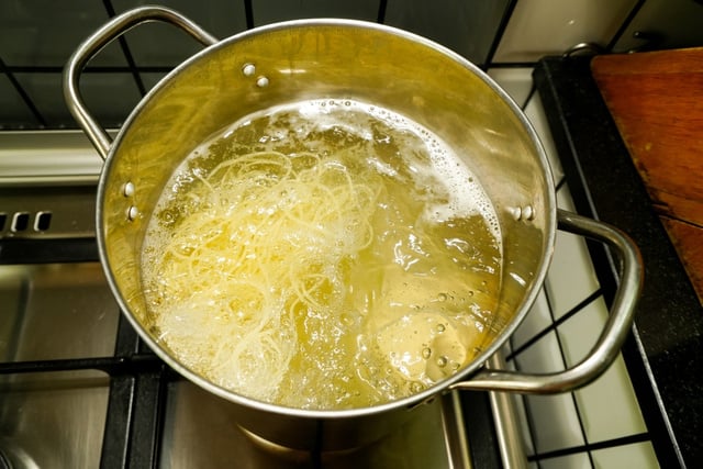 É um hábito que todo mundo tem, mas chefs profissionais são totalmente contra: por que você nunca deve colocar óleo na água do macarrão?