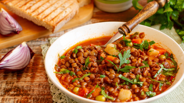 Por que adicionar vinagre na panela ao cozinhar lentilhas e qual a sua função?