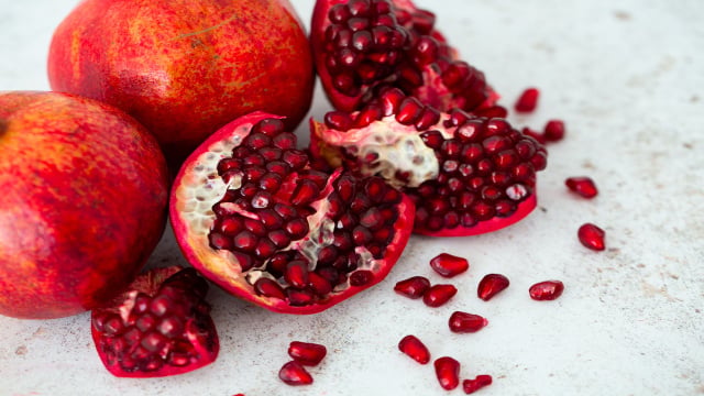 Os arilos da romã concentram antioxidantes ligados à proteção das células. (Foto: Shutterstock)