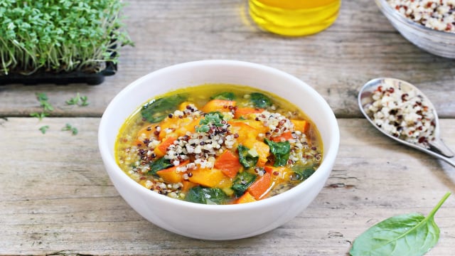 3 sopas com proteína vegetal para ganhar músculos e focar na sua dieta