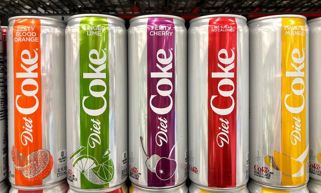 A linha da Coca-Cola Diet inovou com a fusão de frutas diferentes e até algumas brasileiras (Créditos: Shutterstock/Sheila Fitzgerald)