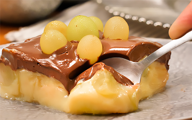 A sobremesa mais prática para esse fim de ano é o bombom de uva na travessa: faço todo ano e sempre faz sucesso