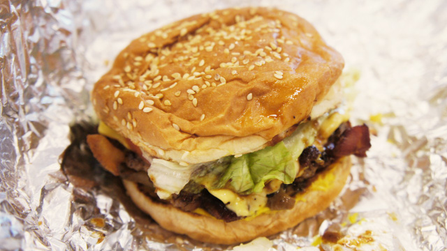 Descobri por que o hambúrguer que peço no iFood parece suculento, mas chega murcho na minha casa