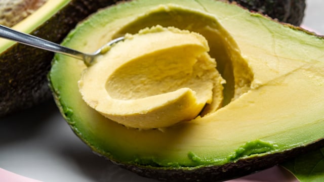Teste em casa na próxima vez que quiser usar um abacate verde (Créditos: Shutterstock)