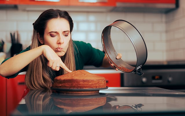 Se o seu bolo sempre fica solado, o erro pode estar na forma como você mistura o óleo
