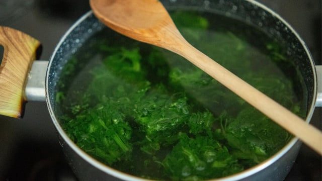 Deixar os vegetais mergulhados em água fervente por muito tempo acaba desperdiçando boa parte dos nutrientes presentes nesses alimentos (Créditos: Shutterstock)