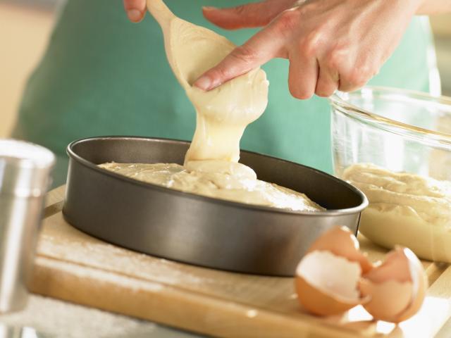 Pode guardar massa crua de bolo na geladeira? A resposta é depende, segundo essa confeiteira