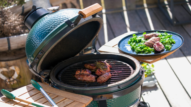 Nem grelha nem braseiro: a nova maneira de fazer churrasco em varandas e terraços, mais fácil e rápida