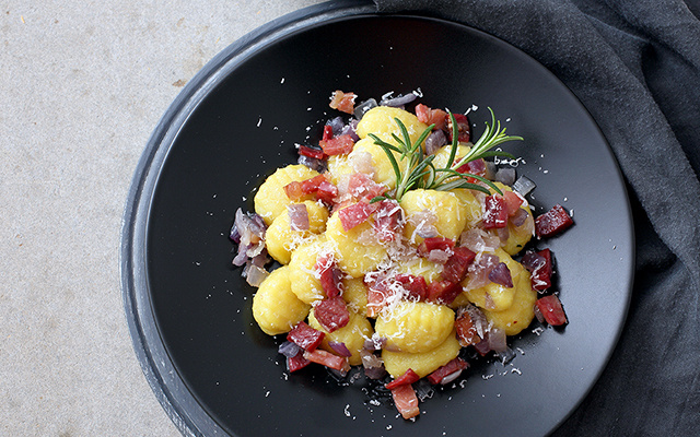 Queijo, bacon e ervas se juntam para formar o melhor nhoque que eu já comi na vida: aprenda a receita completa