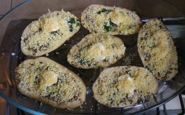 Cozinhe uma batata já recheada usando o micro-ondas (Créditos: TudoGostoso/Wanessa)