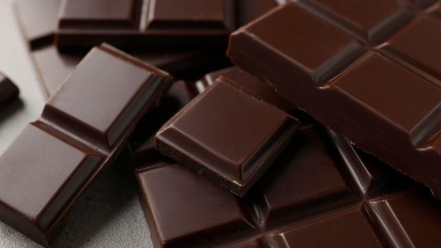 Com uma quantidade maior de cacau e menos açúcar, o chocolate amargo é mais saudável (Créditos: Shutterstock)