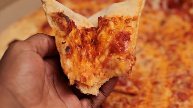 Agora só requento a pizza do delivery assim: fica parecendo que acabou de sair do forno, crocante e deliciosa!