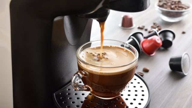 Se uma xícara de café nunca é suficiente, essa cafeteira Dolce Gusto com 43% de desconto merece sua atenção
