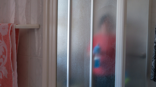 A maioria das pessoas faz isso no banheiro e não percebe que está manchando o box pra sempre