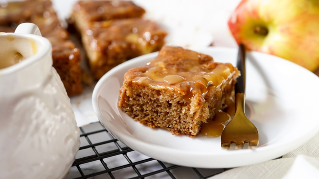 Bolo de maçã com iogurte: receita simples de fazer e deliciosa do primeiro ao último pedaço