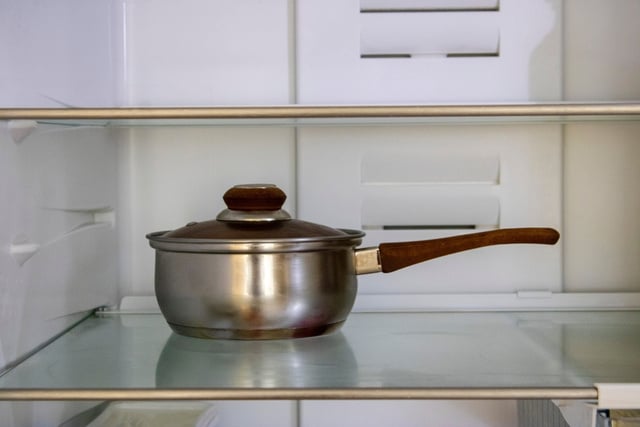 Pare de colocar panela na geladeira: descubra os riscos desse hábito para a sua saúde