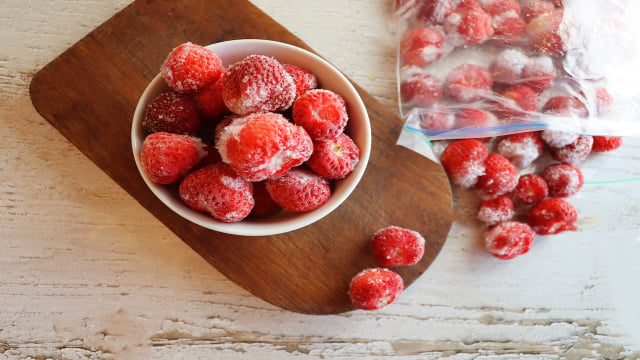 Não é só colocar no freezer: TudoGostoso ensina o jeito certo de congelar morangos para conservá-los por mais tempo e usar nas suas receitas