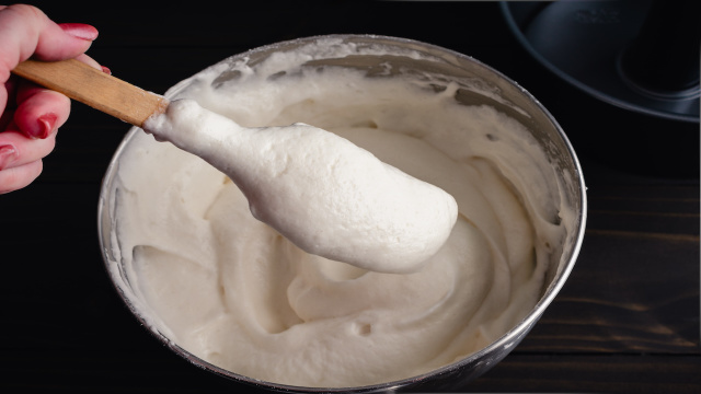 Uma chef confeiteira explica por que dominar o folding é essencial para bolos leves e bem estruturados