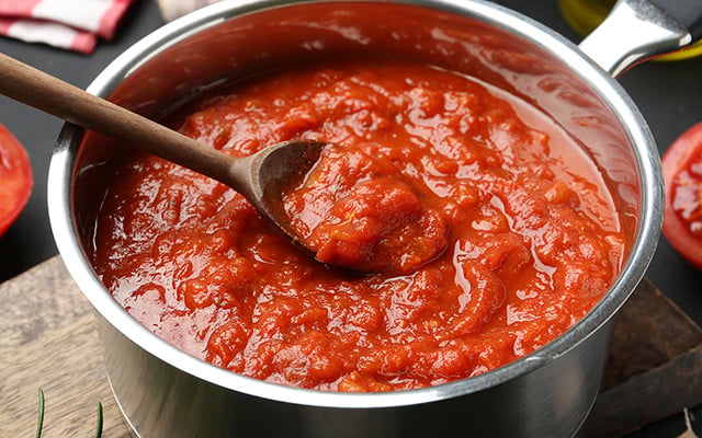 Nem açúcar, nem cenoura, nem beterraba: como tirar a acidez do molho de tomate com duas coisas muito simples que poucos sabem, segundo essa chef de cozinha