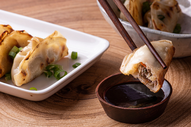 Como fazer guioza com massa de pastel: um preparo mais barato e prático que a receita original!