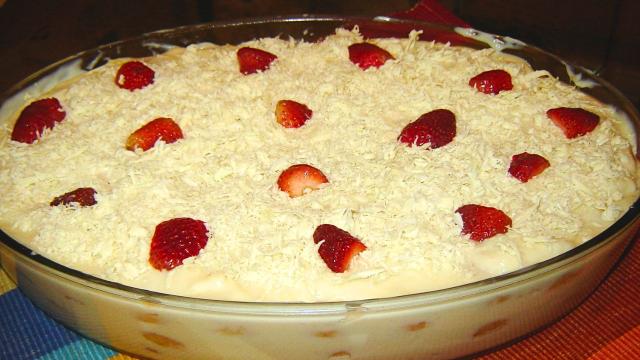 Não precisa de muito para fazer esse pavê de liquidificador com biscoito maisena simples para a sua ceia de Natal