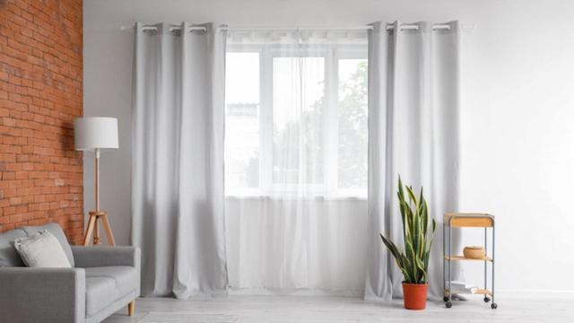 Sou especialista em limpeza e garanto: "Estes são os melhores truques para lavar as cortinas de casa e voltar a colocá-las facilmente"