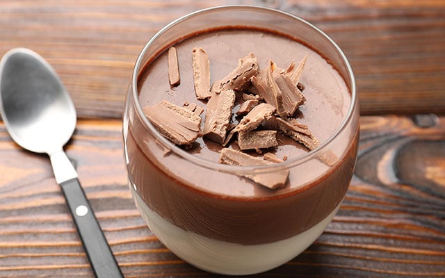 Metade chocolate, metade baunilha: esse pudim de dois sabores vai roubar a cena na sobremesa