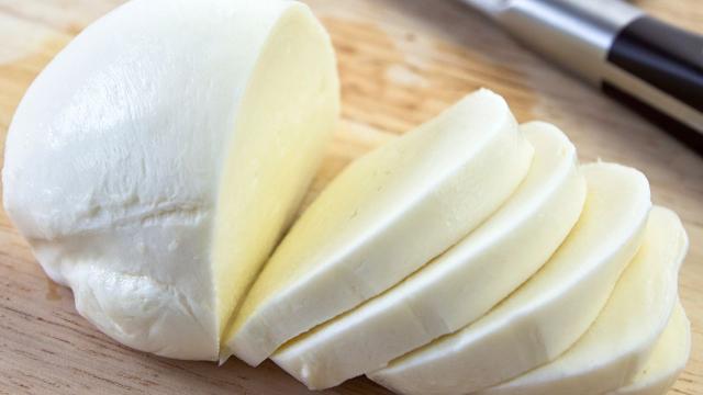 Você só precisa de 2 ingredientes e 10 minutos para fazer uma deliciosa mussarela caseira
