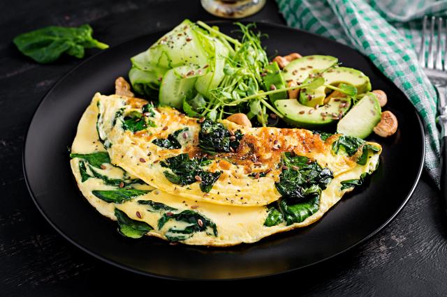 Omelete de claras com espinafre e abacate é um pós-treino fácil de fazer cheio de benefícios para recuperação muscular e manter o metabolismo ativo