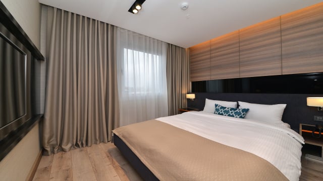 Ambiente aconchegante e iluminado com sofisticação usando o segredo das cortinas de dupla camada para renovar a decoração. (Foto: Shutterstock)
