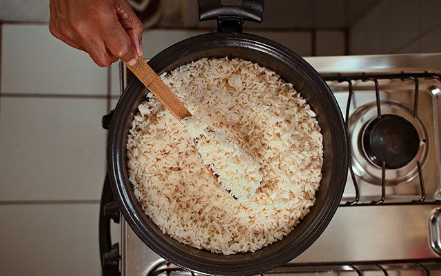 Arroz soltinho e quente por mais tempo que nem nos restaurantes: a técnica de chef profissional que você pode fazer em casa