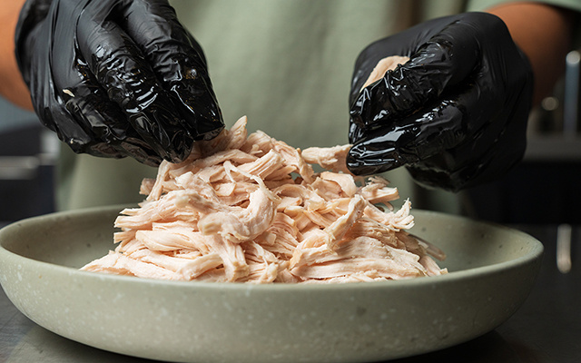 Nunca mais sacudi a panela para desfiar frango: o truque simples que aprendi com uma chef
