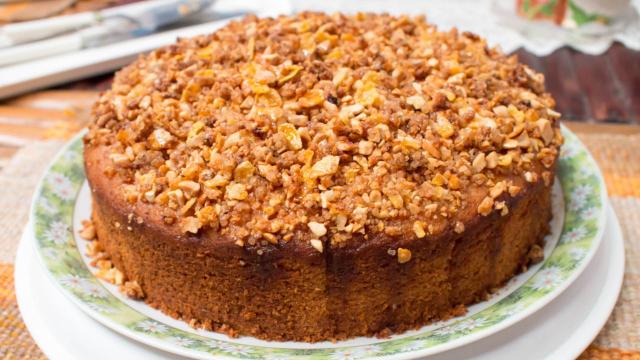 O bolo de amendoim vai dar um toque especial na celebração (Créditos: TudoGostoso)