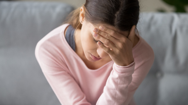 Sofre de enxaqueca? Fuja desses alimentos que podem provocar uma crise (e veja o que comer para aliviar a dor)