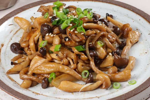 O truque infalível para fazer shimeji na manteiga igual de restaurante japonês é mais fácil do que você pensa