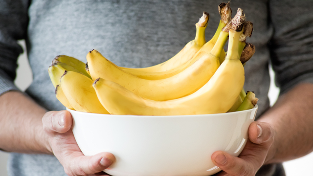 Banana ajuda a pegar no sono? O que realmente acontece com o seu corpo se você comer a fruta antes de deitar