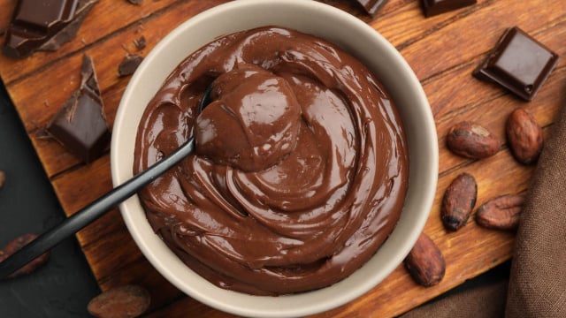 Creme de chocolate brilhante para cobrir e rechear doces dentro de uma tigela (Créditos: Shutterstock)