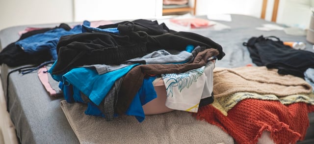 A psicologia afirma que o hábito de deixar roupas na cadeira não é apenas desorganização: o TudoGostoso explica