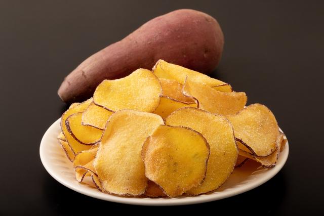 Crocante e saudável: receita de chips de batata-doce na airfryer salvou a minha gula