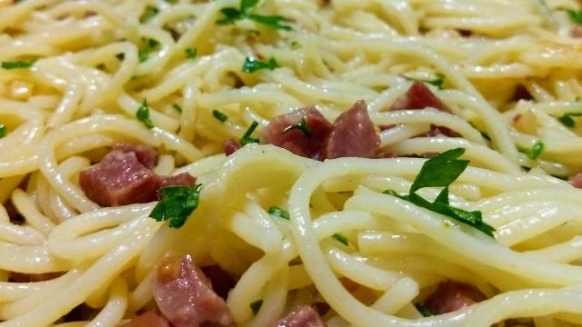 Macarrão alho e óleo com linguiça calabresa (Créditos: TudoGostoso)