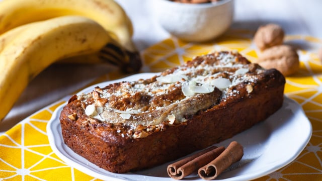 É só misturar banana, ovo e cacau: esse bolo de banana rápido e caseiro parece de padaria