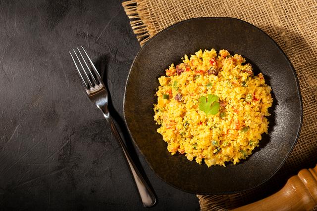 Cuscuz de milho com bacon é fácil de fazer e fica pronto em 15 minutos