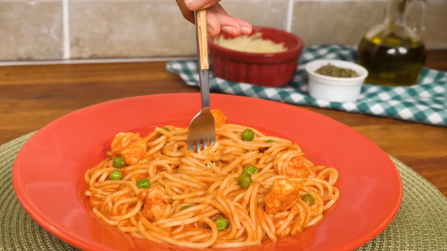 Uma mesa farta com massa fresca e camarões suculentos é o cenário perfeito para criar memórias inesquecíveis em família. (Foto: Youtube TudoGostoso)