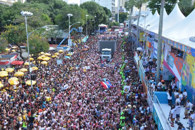 Carnaval de Salvador é marcado por circuitos e trios elétricos pelas regiões da cidade. (Foto: Reginaldo Ipê)