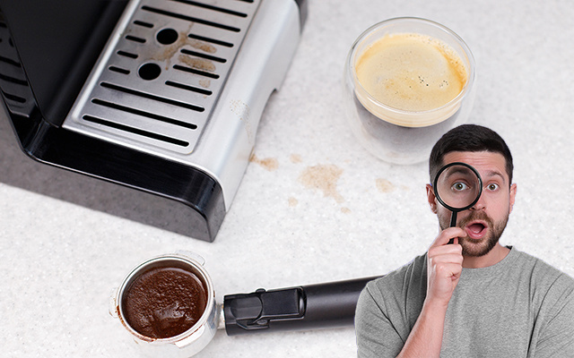 Essa é a melhor forma de limpar a cafeteira expresso. Como eu ainda não tinha pensado nisso?
