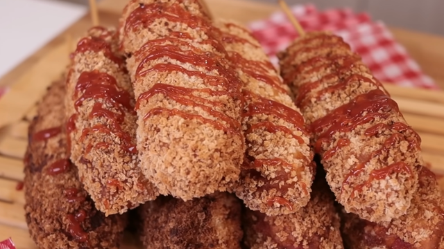 O segredo do lanche de rua coreano agora na sua cozinha, unindo sabor e uma textura irresistível. (Foto: Letícia Sweet Cake no Youtube)