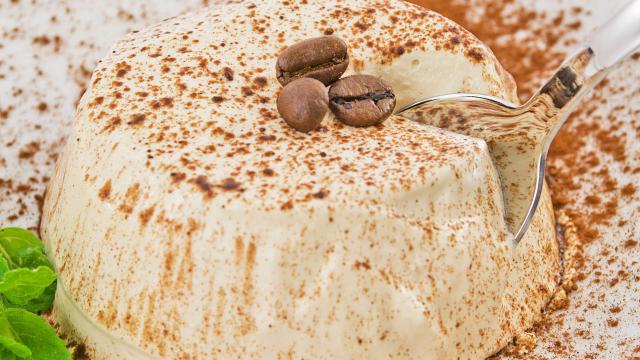 É para espantar o calor! Semifredo de café com apenas 4 ingredientes é o sorvete fácil de fazer para se refrescar