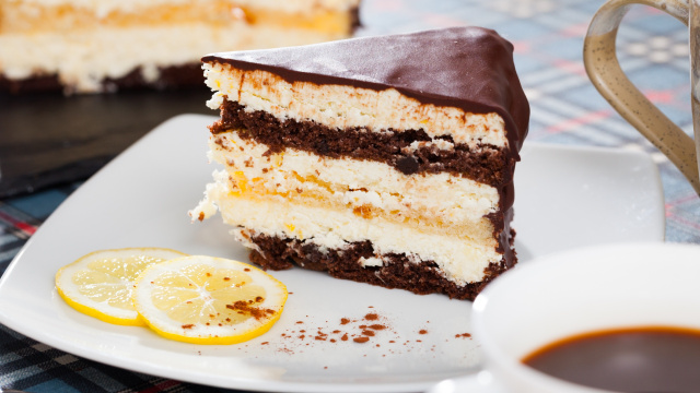 Bolo de chocolate com mousse de limão cremoso: fica macio e molhadinho por dentro
