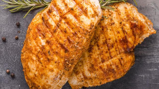 Pouca gente sabe, mas usar esse tempero no frango melhora a digestão e reduz inflamações