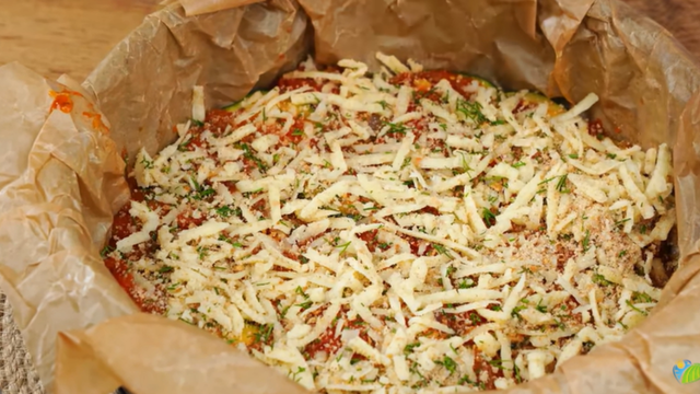 Abobrinha assada com molho de tomate e crosta de queijo. (créditos: Reprodução/ Youtube Frische Rezepte) 